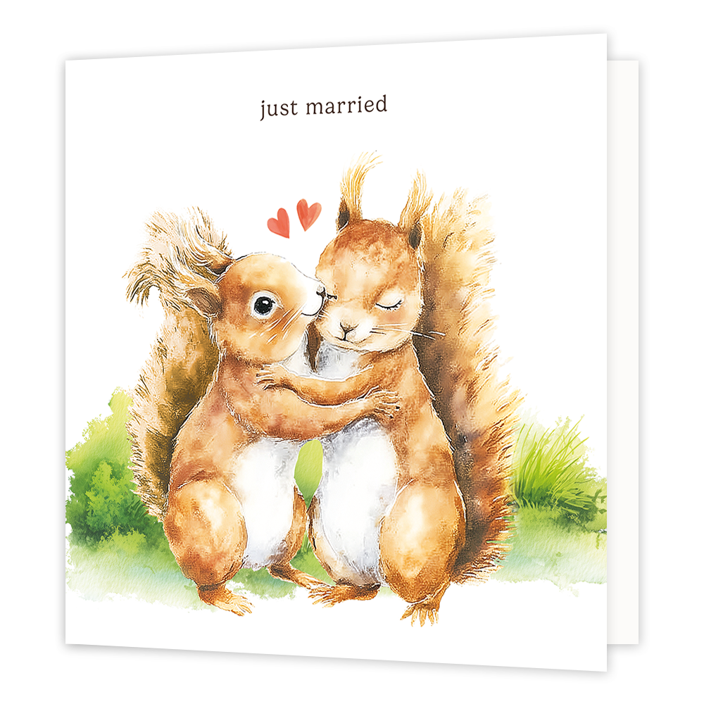 Just married - Formaat: Standaard - Vorm: Vierkant - Huwelijkskaart - Op deze wenskaart staat een aquarelillustratie van twee eekhoorns die elkaar liefdevol omhelzen, waarbij de linker eekhoorn de rechter een kusje geeft. Boven de eekhoorns zweven twee kleine, rode hartjes en bovenaan de illustratie staat de tekst "just married" in donkere letters. De eekhoorns staan afgebeeld op een ondergrond van groen gras tegen een witte achtergrond. - Snelwenskaart