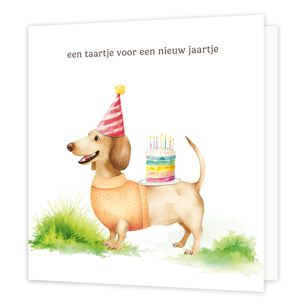 Een taartje voor een nieuw jaartje - Formaat: Standaard - Vorm: Vierkant - Verjaardagskaart - Op deze wenskaart staat een illustratie van een teckel die een gebreide trui en een rood-wit gestreept feesthoedje met een geel pomponnetje draagt. Op de rug van de hond staat een bordje met een kleurrijke regenboogtaart met kaarsjes erop. Bovenaan de kaart staat de tekst "een taartje voor een nieuw jaartje" in kleine, donkere letters. De hond bevindt zich in een grasveld tegen een witte achtergrond. - Snelwenskaa