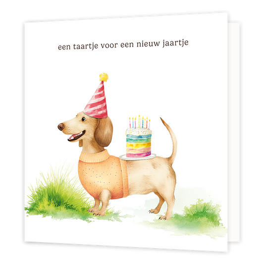 Een taartje voor een nieuw jaartje - Formaat: Standaard - Vorm: Vierkant - Verjaardagskaart - Op deze wenskaart staat een illustratie van een teckel die een gebreide trui en een rood-wit gestreept feesthoedje met een geel pomponnetje draagt. Op de rug van de hond staat een bordje met een kleurrijke regenboogtaart met kaarsjes erop. Bovenaan de kaart staat de tekst "een taartje voor een nieuw jaartje" in kleine, donkere letters. De hond bevindt zich in een grasveld tegen een witte achtergrond. - Snelwenskaa