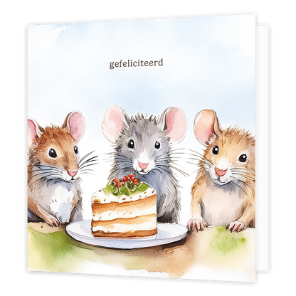 Op deze wenskaart staan drie muizen om een stukje taart heen. Boven de muizen staat in het zwart de tekst 'gefeliciteerd'.