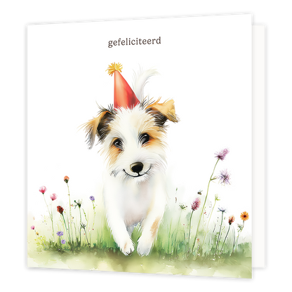 Op deze wenskaart staat een kleine hond met een rode feesthoed. Boven de hond staat in het zwart de tekst 'gefeliciteerd'.