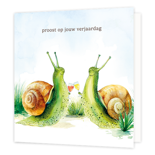 Proost op jouw verjaardag - Formaat: Standaard - Vorm: Vierkant - Verjaardagskaart - Op deze wenskaart staat een illustratie van twee groene slakken die in een grasveld met elkaar proosten met glazen drinken. De slakken hebben bruine huisjes en kijken elkaar tevreden aan terwijl ze hun glazen tegen elkaar houden. Bovenaan de kaart staat in donkere letters de tekst "proost op jouw verjaardag". Het geheel is uitgevoerd in een zachte aquarelstijl tegen een lichtblauwe, luchtige achtergrond. - Snelwenskaart