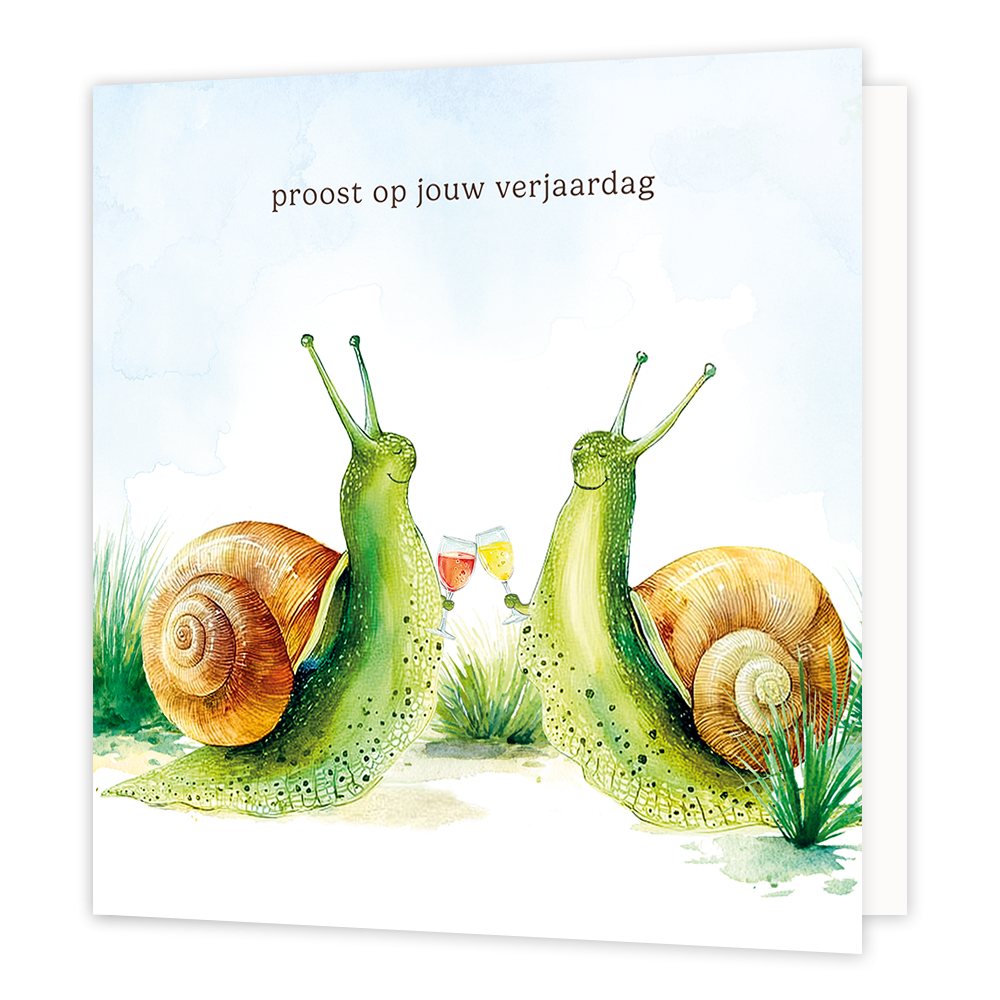  Op deze wenskaart staat een illustratie van twee groene slakken die in een grasveld met elkaar proosten met glazen drinken. De slakken hebben bruine huisjes en kijken elkaar tevreden aan terwijl ze hun glazen tegen elkaar houden. Bovenaan de kaart staat in donkere letters de tekst "proost op jouw verjaardag". Het geheel is uitgevoerd in een zachte aquarelstijl tegen een lichtblauwe, luchtige achtergrond. 