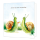  Op deze wenskaart staat een illustratie van twee groene slakken die in een grasveld met elkaar proosten met glazen drinken. De slakken hebben bruine huisjes en kijken elkaar tevreden aan terwijl ze hun glazen tegen elkaar houden. Bovenaan de kaart staat in donkere letters de tekst "proost op jouw verjaardag". Het geheel is uitgevoerd in een zachte aquarelstijl tegen een lichtblauwe, luchtige achtergrond. 