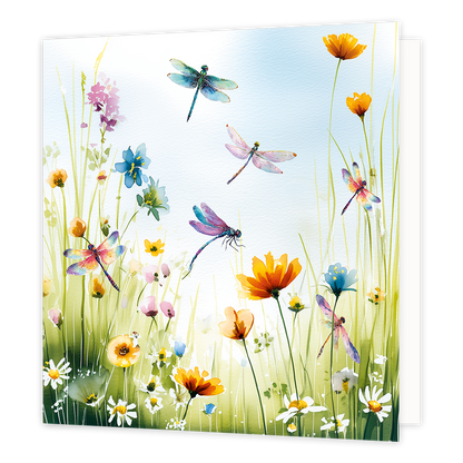 Bloemen en libellen - Formaat: Standaard - Vorm: Vierkant - Blanco kaart - Op deze wenskaart staat een levendige aquarelillustratie van een kleurrijk veld vol bloemen en grassen. Tussen de bloemen en in de lucht erboven vliegen meerdere libellen met doorschijnende, kleurrijke vleugels. De scène is uitgevoerd in een frisse en zonnige stijl met een lichtblauwe lucht op de achtergrond. - Snelwenskaart