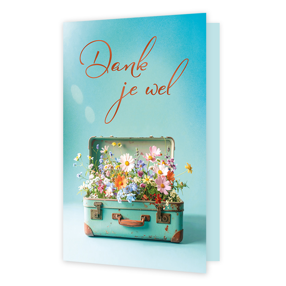 Dank je wel - Formaat: Standaard - Vorm: Staand - Bedankkaart - Op deze wenskaart staat een vintage, turquoise koffer die openstaat en gevuld is met een kleurrijk boeket van diverse veldbloemen. Boven de koffer staat in sierlijke, oranje letters de tekst "Dank je wel". De achtergrond is een egale, helderblauwe kleur die de frisse uitstraling van de bloemen benadrukt. - Snelwenskaart