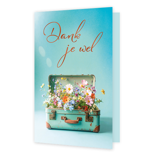 Dank je wel - Formaat: Standaard - Vorm: Staand - Bedankkaart - Op deze wenskaart staat een vintage, turquoise koffer die openstaat en gevuld is met een kleurrijk boeket van diverse veldbloemen. Boven de koffer staat in sierlijke, oranje letters de tekst "Dank je wel". De achtergrond is een egale, helderblauwe kleur die de frisse uitstraling van de bloemen benadrukt. - Snelwenskaart