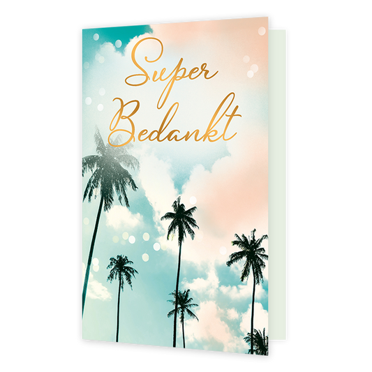Super bedankt - Formaat: Standaard - Vorm: Staand - Bedankkaart - Op deze wenskaart staat een tropische scène met silhouetten van palmbomen tegen een zachte lucht met wolken en een dromerig lichteffect. Bovenaan de afbeelding staat in goudkleurige, sierlijke letters de tekst "Super Bedankt". De achtergrond kleurt subtiel van blauw naar een warme, perzikachtige tint, wat zorgt voor een rustige en zomerse uitstraling. - Snelwenskaart