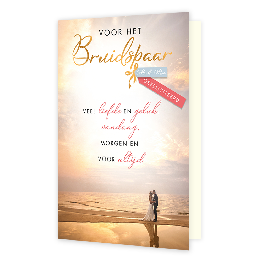 Voor het bruidspaar - Formaat: Standaard - Vorm: Staand - Huwelijkskaart - Op deze wenskaart is een romantisch bruidspaar te zien dat op een strand bij zonsondergang tegenover elkaar staat. Bovenaan de kaart staat de tekst "VOOR HET Bruidspaar" in goudkleurige letters, aangevuld met de tekst "Mr & Mrs" op een blauw label en "GEFELICITEERD" op een roze lint. Centraal op de kaart staat een tekst met gelukswensen die begint met "VEEL liefde EN geluk" en eindigt met "VOOR altijd". De warme kleuren van de zonso