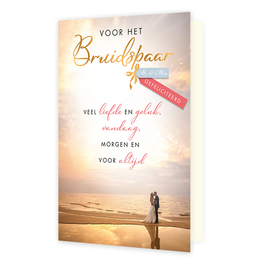 Voor het bruidspaar - Formaat: Standaard - Vorm: Staand - Huwelijkskaart - Op deze wenskaart is een romantisch bruidspaar te zien dat op een strand bij zonsondergang tegenover elkaar staat. Bovenaan de kaart staat de tekst "VOOR HET Bruidspaar" in goudkleurige letters, aangevuld met de tekst "Mr & Mrs" op een blauw label en "GEFELICITEERD" op een roze lint. Centraal op de kaart staat een tekst met gelukswensen die begint met "VEEL liefde EN geluk" en eindigt met "VOOR altijd". De warme kleuren van de zonso