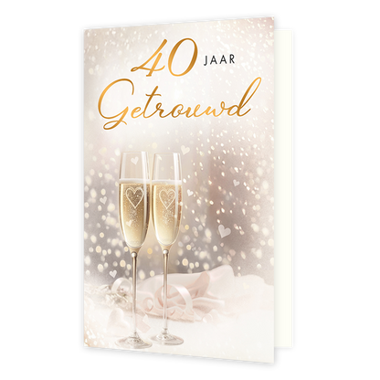 40 jaar getrouwd - Formaat: Standaard - Vorm: Staand - Jubileumkaart - Op deze wenskaart staan twee champagneglazen gevuld met bubbels, waarbij elk glas is versierd met een hartmotief. Bovenaan de kaart staat in grote, goudkleurige letters de tekst "40 JAAR Getrouwd". De achtergrond is feestelijk en dromerig, met een zachte, sprankelende lichtinval en subtiele zwevende hartjes. Het geheel straalt een sfeer van een jubileum en viering uit. - Snelwenskaart