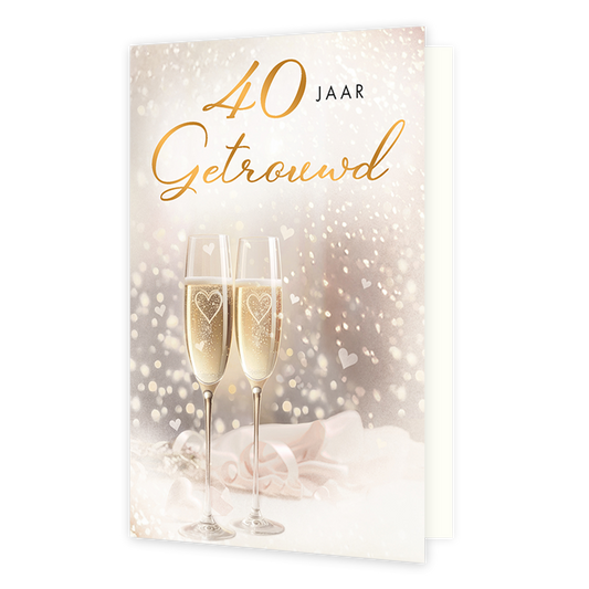 40 jaar getrouwd - Formaat: Standaard - Vorm: Staand - Jubileumkaart - Op deze wenskaart staan twee champagneglazen gevuld met bubbels, waarbij elk glas is versierd met een hartmotief. Bovenaan de kaart staat in grote, goudkleurige letters de tekst "40 JAAR Getrouwd". De achtergrond is feestelijk en dromerig, met een zachte, sprankelende lichtinval en subtiele zwevende hartjes. Het geheel straalt een sfeer van een jubileum en viering uit. - Snelwenskaart