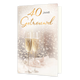 Op deze wenskaart staan twee champagneglazen gevuld met bubbels, waarbij elk glas is versierd met een hartmotief. Bovenaan de kaart staat in grote, goudkleurige letters de tekst "40 JAAR Getrouwd". De achtergrond is feestelijk en dromerig, met een zachte, sprankelende lichtinval en subtiele zwevende hartjes. Het geheel straalt een sfeer van een jubileum en viering uit.