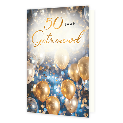 50 jaar getrouwd - Formaat: Standaard - Vorm: Staand - Jubileumkaart - Op deze wenskaart staat een feestelijke afbeelding gevuld met glanzende goudkleurige en transparante ballonnen tegen een diepblauwe achtergrond met lichtaccenten en confetti. Bovenaan de kaart is in grote, goudkleurige letters de tekst "50 JAAR Getrouwd" afgebeeld. Het geheel heeft een sprankelende en uitbundige uitstraling die een vijftigjarig jubileum viert. - Snelwenskaart