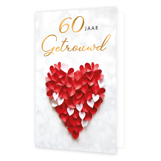 60 jaar getrouwd - Formaat: Standaard - Vorm: Staand - Jubileumkaart - Op deze wenskaart staat een groot, hartvormig figuur dat is opgebouwd uit vele kleine, roodgekleurde en enkele witte papieren hartjes. Bovenaan de kaart staat de tekst "60 JAAR Getrouwd" geschreven in grote, goudkleurige letters met een sierlijk lettertype. De achtergrond is licht en helder, wat het hart extra laat opvallen. Het geheel geeft een feestelijke en liefdevolle indruk. - Snelwenskaart