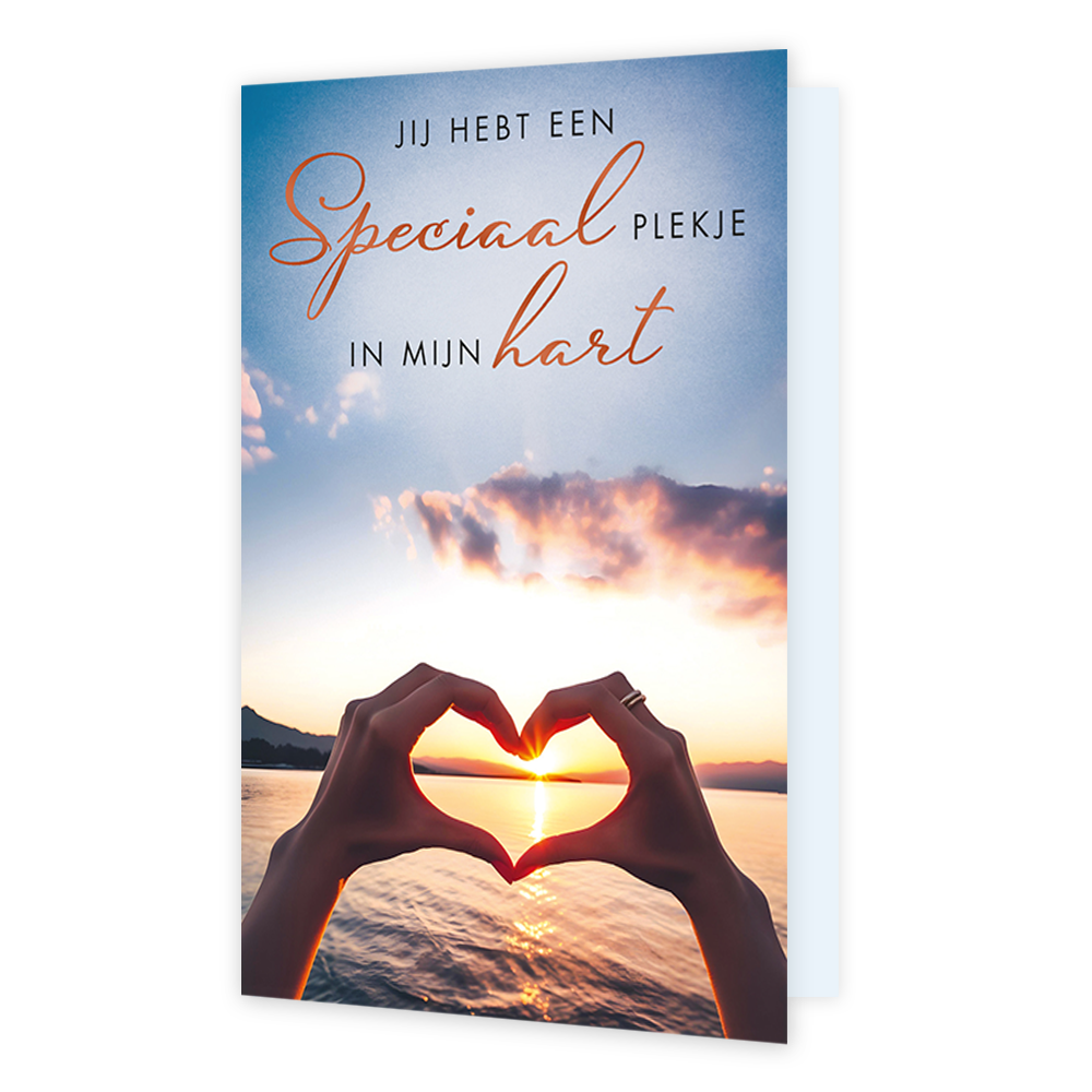 Jij hebt een speciaal plekje in mijn hart - Formaat: Standaard - Vorm: Staand - Liefdeskaart - Op deze wenskaart zie je twee handen die samen een hartvorm maken, waardoor de zon aan de horizon wordt omlijst. Boven de handen staat de tekst "JIJ HEBT EEN Speciaal PLEKJE IN MIJN hart" in een combinatie van strakke en sierlijke oranje letters. De achtergrond toont een rustig wateroppervlak met bergen in de verte en een warme, gekleurde lucht. Het geheel straalt een persoonlijke en liefdevolle boodschap uit. - 
