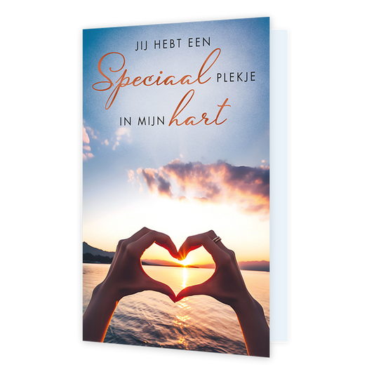 Jij hebt een speciaal plekje in mijn hart - Formaat: Standaard - Vorm: Staand - Liefdeskaart - Op deze wenskaart zie je twee handen die samen een hartvorm maken, waardoor de zon aan de horizon wordt omlijst. Boven de handen staat de tekst "JIJ HEBT EEN Speciaal PLEKJE IN MIJN hart" in een combinatie van strakke en sierlijke oranje letters. De achtergrond toont een rustig wateroppervlak met bergen in de verte en een warme, gekleurde lucht. Het geheel straalt een persoonlijke en liefdevolle boodschap uit. - 