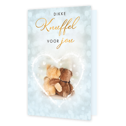 Dikke knuffel voor jou - Formaat: Standaard - Vorm: Staand - Denken aan kaart - Op deze wenskaart zitten twee teddyberen in een knuffel tegen elkaar aan, omringd door een lichtgevend, wit getekend hart. Bovenaan de kaart staat in zwarte en goudkleurige letters de tekst "DIKKE Knuffel VOOR jou". De achtergrond is lichtblauw met een zacht, sprankelend bokeh-effect. Het geheel straalt een warme en troostrijke sfeer uit. - Snelwenskaart