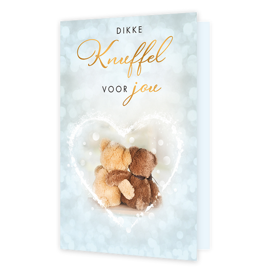 Dikke knuffel voor jou - Formaat: Standaard - Vorm: Staand - Denken aan kaart - Op deze wenskaart zitten twee teddyberen in een knuffel tegen elkaar aan, omringd door een lichtgevend, wit getekend hart. Bovenaan de kaart staat in zwarte en goudkleurige letters de tekst "DIKKE Knuffel VOOR jou". De achtergrond is lichtblauw met een zacht, sprankelend bokeh-effect. Het geheel straalt een warme en troostrijke sfeer uit. - Snelwenskaart