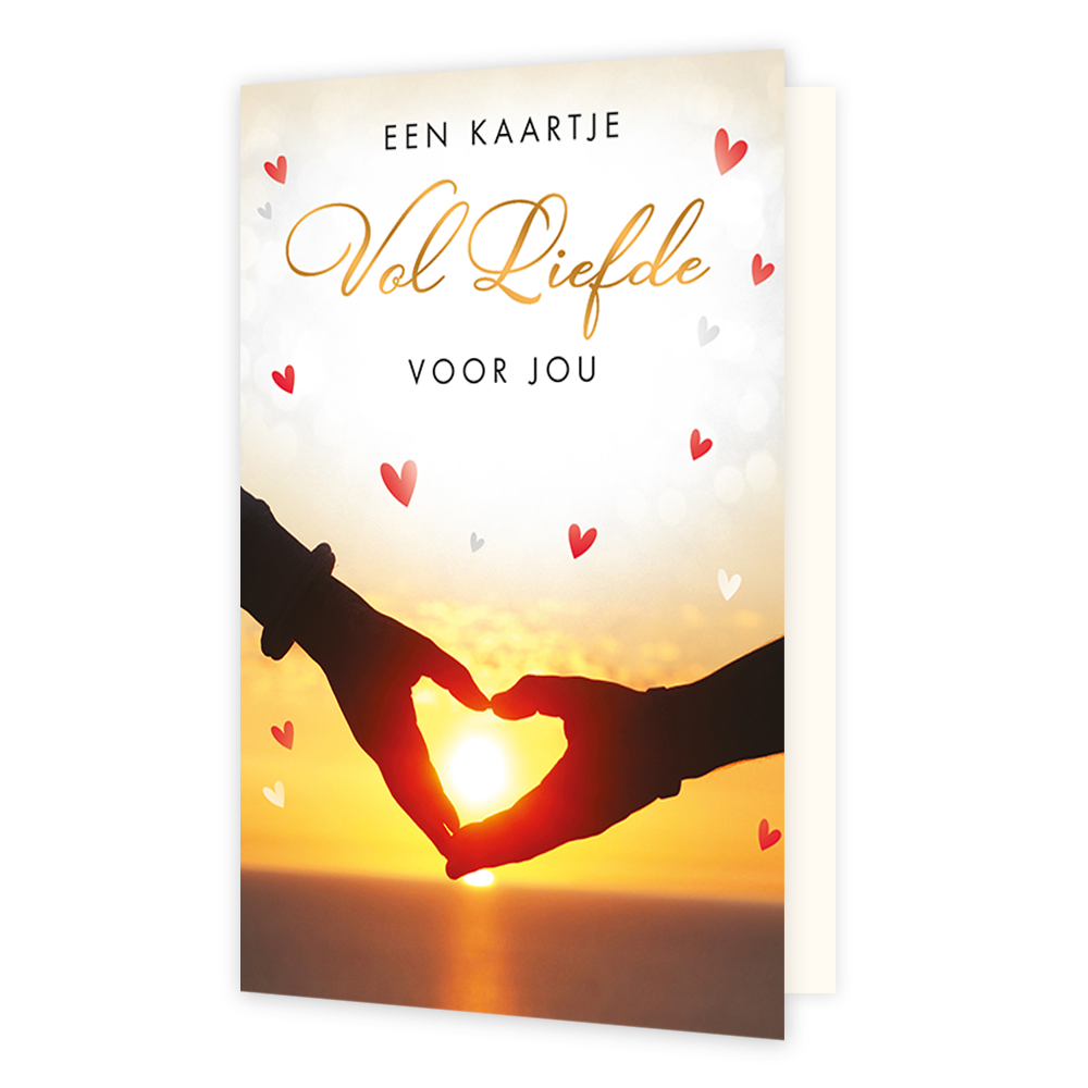 Een kaartje vol liefde voor jou - Formaat: Standaard - Vorm: Staand - Liefdeskaart - Op deze wenskaart vormen twee handen een hartje tegen een heldere zonsondergang, terwijl er over de achtergrond diverse kleine rode en witte hartjes verspreid zijn. Bovenaan staat de tekst "EEN KAARTJE Vol Liefde VOOR JOU" in een combinatie van strakke zwarte letters en een sierlijk, goudkleurig lettertype. De warme sfeer van de ondergaande zon en de verspreide hartjes geven het geheel een romantische en liefdevolle uitstr