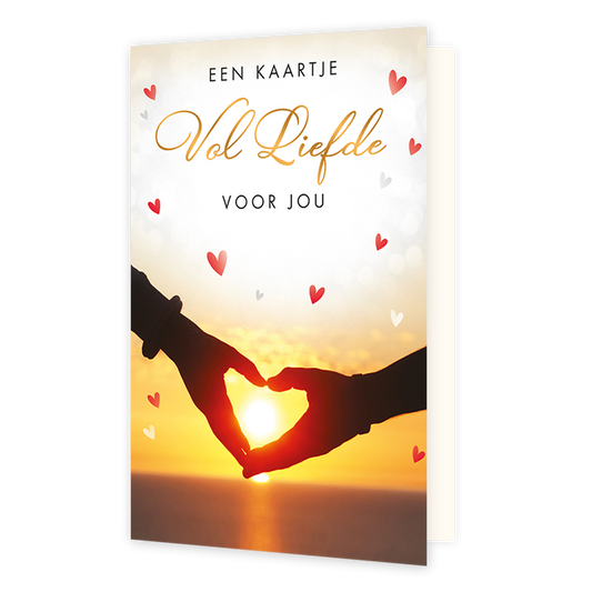 Een kaartje vol liefde voor jou - Formaat: Standaard - Vorm: Staand - Liefdeskaart - Op deze wenskaart vormen twee handen een hartje tegen een heldere zonsondergang, terwijl er over de achtergrond diverse kleine rode en witte hartjes verspreid zijn. Bovenaan staat de tekst "EEN KAARTJE Vol Liefde VOOR JOU" in een combinatie van strakke zwarte letters en een sierlijk, goudkleurig lettertype. De warme sfeer van de ondergaande zon en de verspreide hartjes geven het geheel een romantische en liefdevolle uitstr