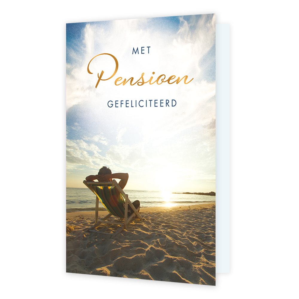 Met pensioen gefeliciteerd - Formaat: Standaard - Vorm: Staand - Pensioenkaart - Op deze wenskaart zit een persoon ontspannen in een strandstoel op het zand te kijken naar de zonsondergang boven de zee. Bovenaan staat de tekst "MET Pensioen GEFELICITEERD" in een combinatie van blauwe letters en een sierlijk, goudkleurig lettertype. De warme lichtinval van de ondergaande zon en de rustige omgeving benadrukken een gevoel van vrije tijd en rust. Het beeld straalt een zorgeloze en feestelijke sfeer uit die pas