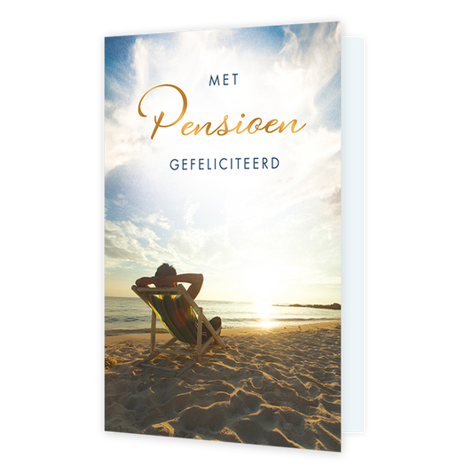 Met pensioen gefeliciteerd - Formaat: Standaard - Vorm: Staand - Pensioenkaart - Op deze wenskaart zit een persoon ontspannen in een strandstoel op het zand te kijken naar de zonsondergang boven de zee. Bovenaan staat de tekst "MET Pensioen GEFELICITEERD" in een combinatie van blauwe letters en een sierlijk, goudkleurig lettertype. De warme lichtinval van de ondergaande zon en de rustige omgeving benadrukken een gevoel van vrije tijd en rust. Het beeld straalt een zorgeloze en feestelijke sfeer uit die pas