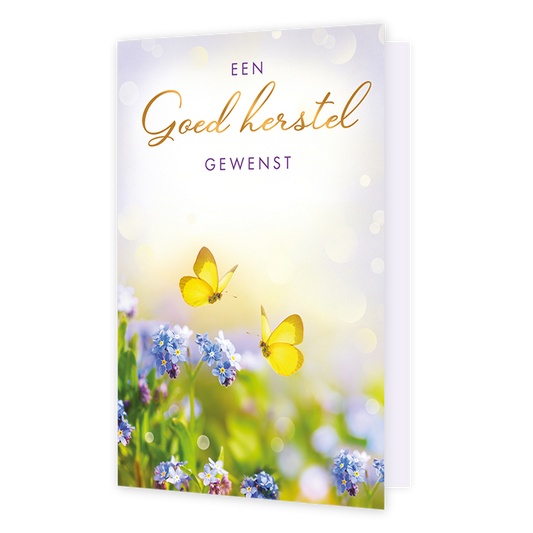 Een goed herstel gewenst - Formaat: Standaard - Vorm: Staand - Beterschapskaart - Op deze wenskaart vliegen twee gele vlinders boven een veld met kleine blauwe bloemen, omringd door een zachte, dromerige achtergrond. Bovenaan de kaart staat de tekst "EEN Goed herstel GEWENST" in een combinatie van paarse hoofdletters en een sierlijk, goudkleurig lettertype. De lichte kleuren en het bokeh-effect creëren een vredige en hoopvolle sfeer. Dit beeld is bedoeld om iemand op een rustgevende manier sterkte te wense