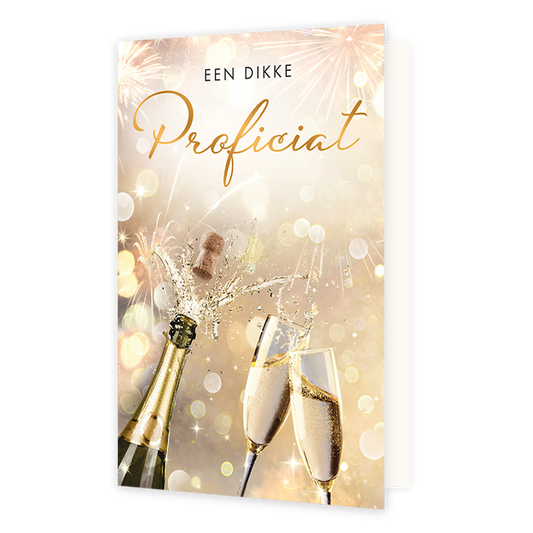 Een dikke proficiat - Formaat: Standaard - Vorm: Staand - Felicitatiekaart - Op deze wenskaart staat een feestelijke afbeelding van een champagnefles die net is ontkurkt, naast twee glazen gevuld met bruisende champagne. Bovenaan de kaart staat de tekst "EEN DIKKE Proficiat" in een combinatie van zwarte hoofdletters en een sierlijk, goudkleurig lettertype. De achtergrond is gevuld met sprankelend licht, bokeh-effecten en vuurwerk, wat een feestelijke en vreugdevolle sfeer creëert. Dit beeld is bedoeld om i