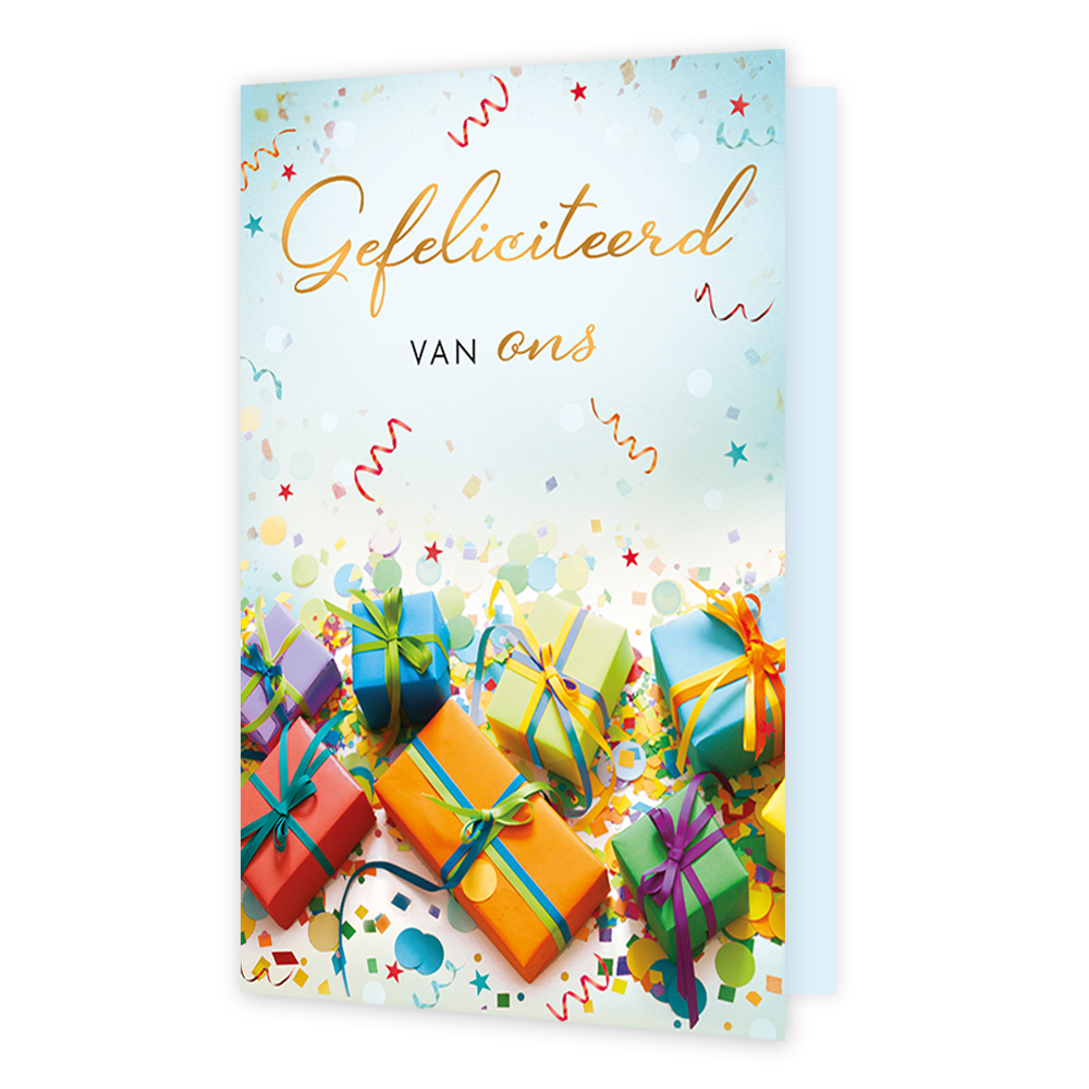 Gefeliciteerd van ons - Formaat: Standaard - Vorm: Staand - Verjaardagskaart - Op deze wenskaart staan onderaan diverse kleurrijke cadeautjes met linten op een ondergrond bezaaid met confetti en serpentines. Bovenaan de kaart staat de tekst "Gefeliciteerd VAN ons" in een combinatie van sierlijke, goudkleurige letters en strakke zwarte letters. De lichte, blauwachtige achtergrond en de feestelijke elementen creëren een vrolijke en uitnodigende sfeer. Het geheel is ontworpen om een gezamenlijke felicitatie o