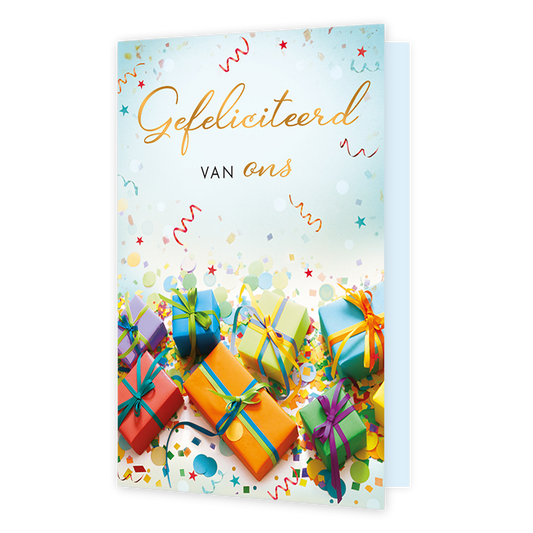 Gefeliciteerd van ons - Formaat: Standaard - Vorm: Staand - Verjaardagskaart - Op deze wenskaart staan onderaan diverse kleurrijke cadeautjes met linten op een ondergrond bezaaid met confetti en serpentines. Bovenaan de kaart staat de tekst "Gefeliciteerd VAN ons" in een combinatie van sierlijke, goudkleurige letters en strakke zwarte letters. De lichte, blauwachtige achtergrond en de feestelijke elementen creëren een vrolijke en uitnodigende sfeer. Het geheel is ontworpen om een gezamenlijke felicitatie o