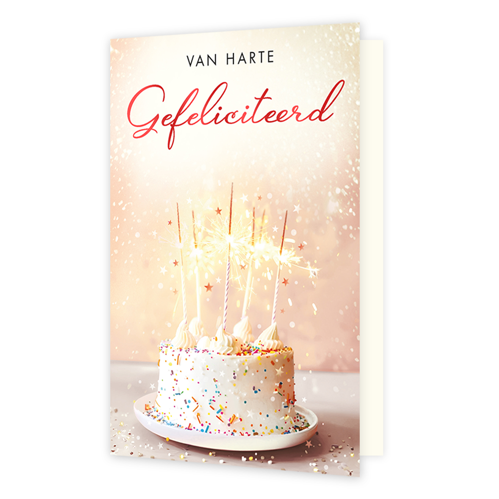 Van harte gefeliciteerd - Formaat: Standaard - Vorm: Staand - Verjaardagskaart - Op deze wenskaart staat een feestelijke taart met wit glazuur en gekleurde hagelslag, versierd met brandende sterretjes. Bovenaan de kaart staat de tekst "VAN HARTE Gefeliciteerd" in een combinatie van strakke zwarte letters en een opvallend rood scriptlettertype. De achtergrond is licht en dromerig met subtiele fonkelende sterretjes en confetti. Het geheel straalt een vrolijke en feestelijke sfeer uit die passend is voor een 