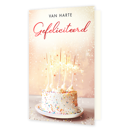 Van harte gefeliciteerd - Formaat: Standaard - Vorm: Staand - Verjaardagskaart - Op deze wenskaart staat een feestelijke taart met wit glazuur en gekleurde hagelslag, versierd met brandende sterretjes. Bovenaan de kaart staat de tekst "VAN HARTE Gefeliciteerd" in een combinatie van strakke zwarte letters en een opvallend rood scriptlettertype. De achtergrond is licht en dromerig met subtiele fonkelende sterretjes en confetti. Het geheel straalt een vrolijke en feestelijke sfeer uit die passend is voor een 