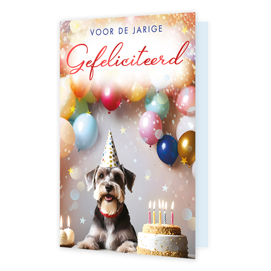 Voor de jarige gefeliciteerd - Formaat: Standaard - Vorm: Staand - Verjaardagskaart - Op deze wenskaart staat een hond met een feestelijk punthoedje op, die naast een verjaardagstaart met brandende kaarsjes zit. De achtergrond is gevuld met kleurrijke ballonnen, glinsterende sterretjes en vrolijke bokeh-effecten. Bovenaan de kaart staat de tekst "VOOR DE JARIGE Gefeliciteerd" in een combinatie van strakke donkerblauwe hoofdletters en een opvallend rood scriptlettertype. Het geheel vormt een vrolijke en fee