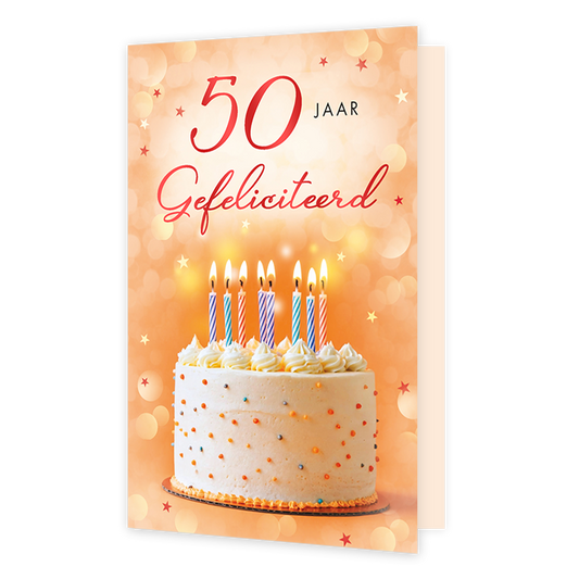 50 jaar gefeliciteerd - Formaat: Standaard - Vorm: Staand - Verjaardagskaart - Op deze wenskaart staat een verjaardagstaart met wit glazuur en gekleurde hagelslag, versierd met acht brandende kaarsjes. Bovenaan de kaart staat de tekst "50 JAAR Gefeliciteerd" in een combinatie van grote, rode tekens en strakke zwarte hoofdletters. De achtergrond is warm oranje van kleur en voorzien van een sfeervol bokeh-effect met fonkelende sterretjes. Dit ontwerp is bedoeld om op feestelijke wijze een vijftigste verjaard