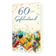 Op deze wenskaart staan onderaan kleurrijke cadeautjes met strikken op een ondergrond vol confetti en serpentines. Bovenaan prijkt de tekst "60 JAAR Gefeliciteerd" in een combinatie van grote blauwe cijfers, rode hoofdletters en een sierlijk blauw lettertype. De lichte achtergrond en de feestelijke elementen zorgen voor een vrolijke en feestelijke uitstraling. Een perfect ontwerp om iemand op een feestelijke wijze te feliciteren met het bereiken van de 60-jarige leeftijd.