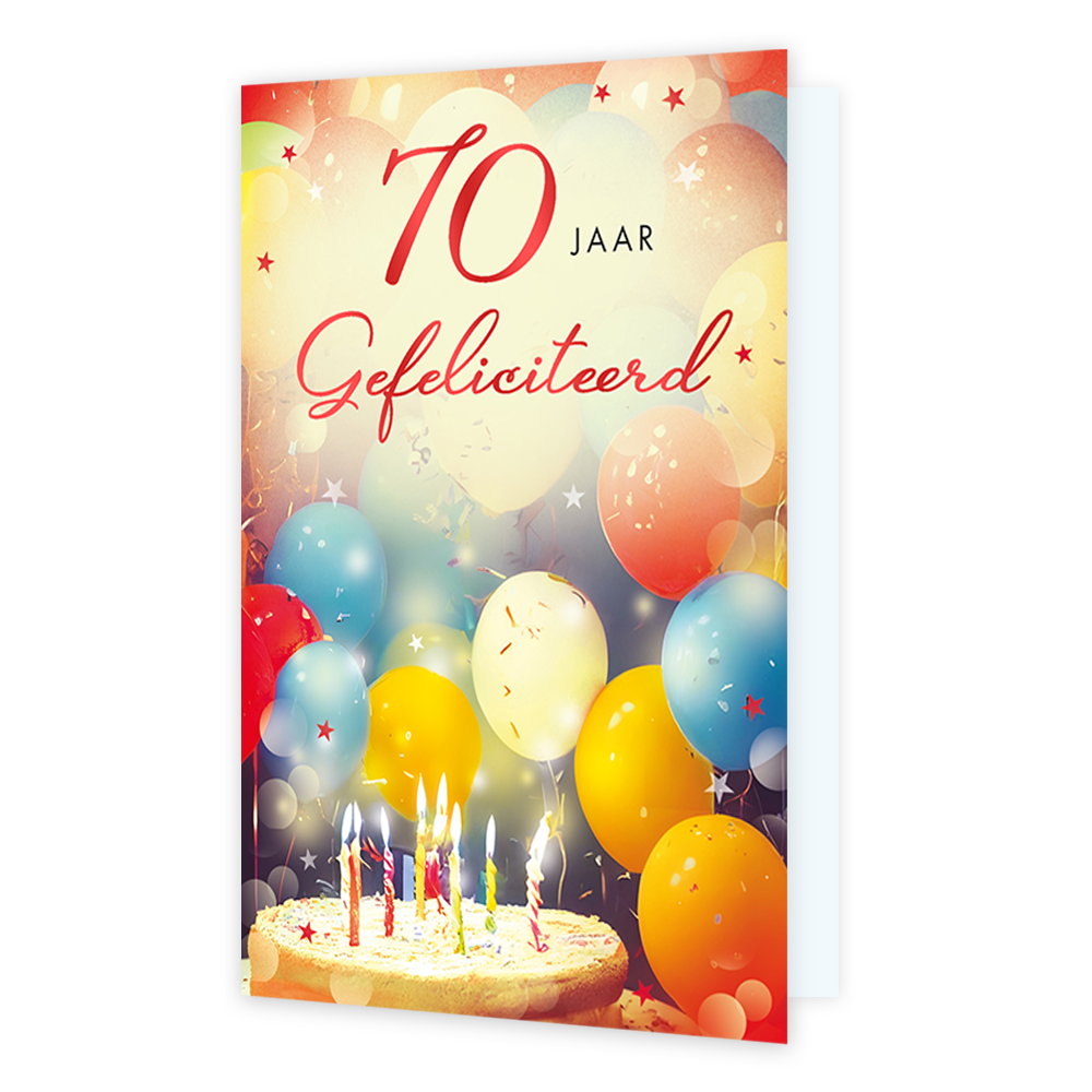 70 jaar gefeliciteerd - Formaat: Standaard - Vorm: Staand - Verjaardagskaart - Op deze wenskaart schittert een feestelijke taart met brandende kaarsjes, omringd door kleurrijke ballonnen, fonkelende sterretjes en een zacht bokeh-effect. Bovenaan prijkt de tekst "70 JAAR Gefeliciteerd" in een combinatie van grote rode cijfers, strakke zwarte letters en een elegant, rood scriptlettertype. De warme sfeer maakt deze kaart perfect om iemand te feliciteren met het bereiken van deze bijzondere mijlpaal van 70 jaa