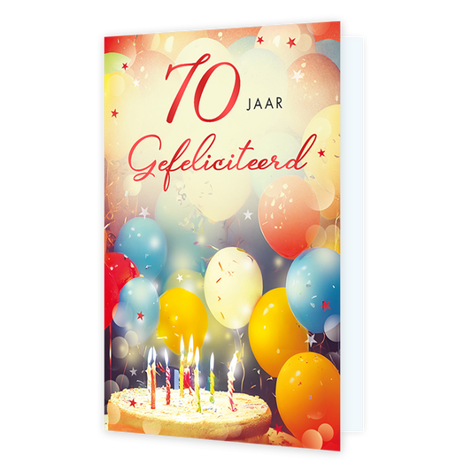 70 jaar gefeliciteerd - Formaat: Standaard - Vorm: Staand - Verjaardagskaart - Op deze wenskaart schittert een feestelijke taart met brandende kaarsjes, omringd door kleurrijke ballonnen, fonkelende sterretjes en een zacht bokeh-effect. Bovenaan prijkt de tekst "70 JAAR Gefeliciteerd" in een combinatie van grote rode cijfers, strakke zwarte letters en een elegant, rood scriptlettertype. De warme sfeer maakt deze kaart perfect om iemand te feliciteren met het bereiken van deze bijzondere mijlpaal van 70 jaa