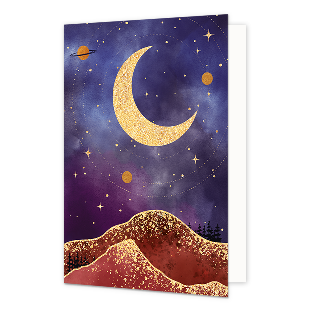 Maan - Formaat: Normaal - Vorm: Staand - Blanco kaart - Op deze wenskaart staat een grote, goudkleurige wassende maan centraal tegen een diepblauwe en paarse aquarel-nachthemel. De hemel is versierd met fijn getekende gouden sterren, planeten en cirkelvormige banen die een kosmische sfeer creëren. Aan de onderzijde van de illustratie zijn heuvels afgebeeld met gouden glitterranden en silhouetten van dennenbomen aan de zijkant. Er staat geen tekst op deze afbeelding, die een rustgevende en magische uitstral