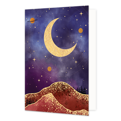 Maan - Formaat: Normaal - Vorm: Staand - Blanco kaart - Op deze wenskaart staat een grote, goudkleurige wassende maan centraal tegen een diepblauwe en paarse aquarel-nachthemel. De hemel is versierd met fijn getekende gouden sterren, planeten en cirkelvormige banen die een kosmische sfeer creëren. Aan de onderzijde van de illustratie zijn heuvels afgebeeld met gouden glitterranden en silhouetten van dennenbomen aan de zijkant. Er staat geen tekst op deze afbeelding, die een rustgevende en magische uitstral