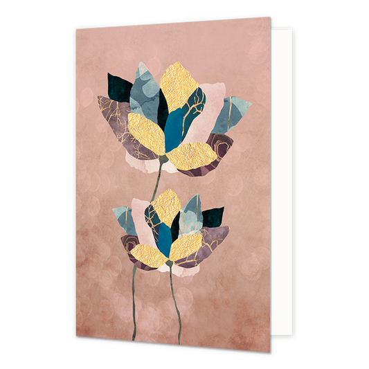 Rozen - Formaat: Normaal - Vorm: Staand - Blanco kaart - Op deze wenskaart staan twee abstracte bloemen die boven elkaar zijn geplaatst tegen een zachtroze, getextureerde achtergrond. De bloemblaadjes zijn opgebouwd uit verschillende vlakken in tinten blauw, paars, roze en opvallend goudfolie met fijne aderpatronen. De illustratie heeft een moderne, artistieke uitstraling door het gebruik van geometrische vormen en verschillende texturen binnen de bloemen. - Snelwenskaart