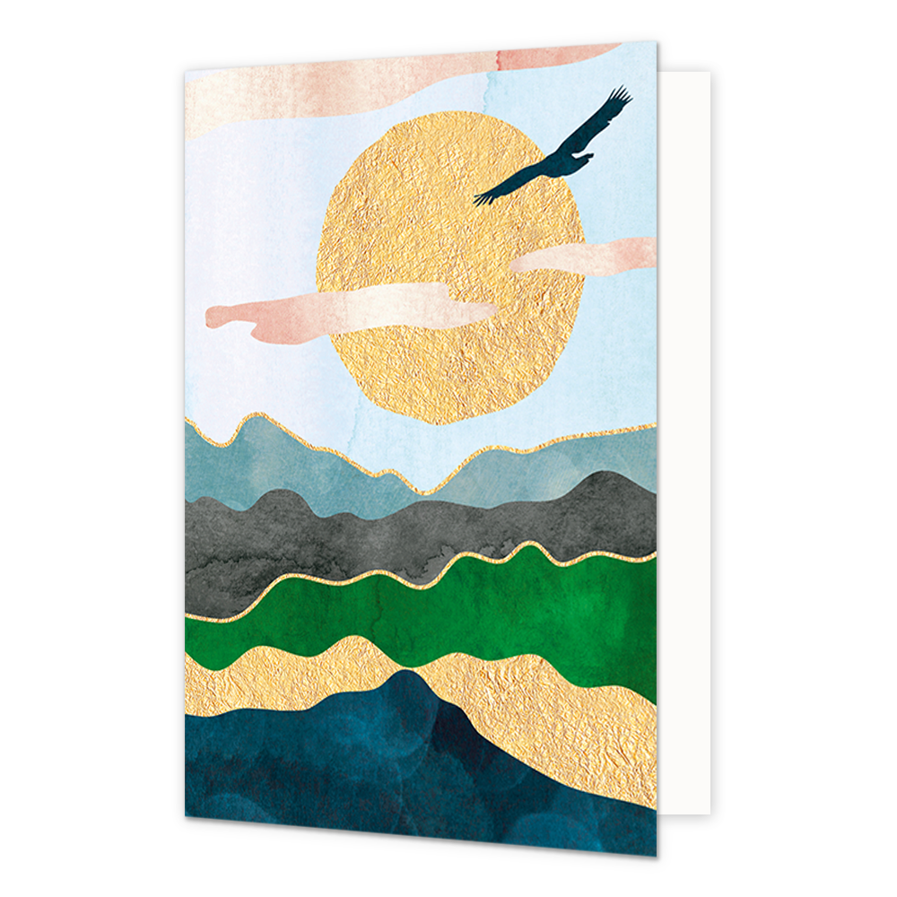 Landschap - Formaat: Standaard - Vorm: Staand - Blanco kaart - Op deze artistieke wenskaart staat een berglandschap waar een vogel door de lucht vliegt met de zon op de achtergrond. - Snelwenskaart