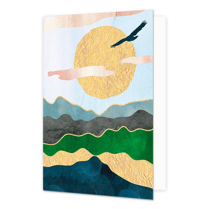 Landschap - Formaat: Standaard - Vorm: Staand - Blanco kaart - Op deze artistieke wenskaart staat een berglandschap waar een vogel door de lucht vliegt met de zon op de achtergrond. - Snelwenskaart