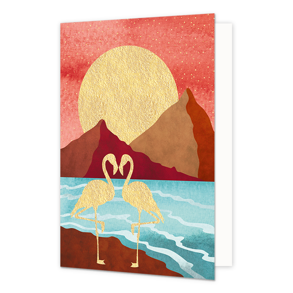 Flamigo's - Formaat: Standaard - Vorm: Staand - Blanco kaart - Op deze artistieke wenskaart staan twee gouden flamingo's met op de achtergrond water, bergen en de zon. - Snelwenskaart