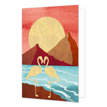 Flamigo's - Formaat: Standaard - Vorm: Staand - Blanco kaart - Op deze artistieke wenskaart staan twee gouden flamingo's met op de achtergrond water, bergen en de zon. - Snelwenskaart