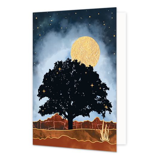 Nacht boom - Formaat: Normaal - Vorm: Staand - Blanco kaart - Op deze artistieke wenskaart staat een grote zwarte boom met een nachtlandschap van gras en de maan op de achtergrond. - Snelwenskaart