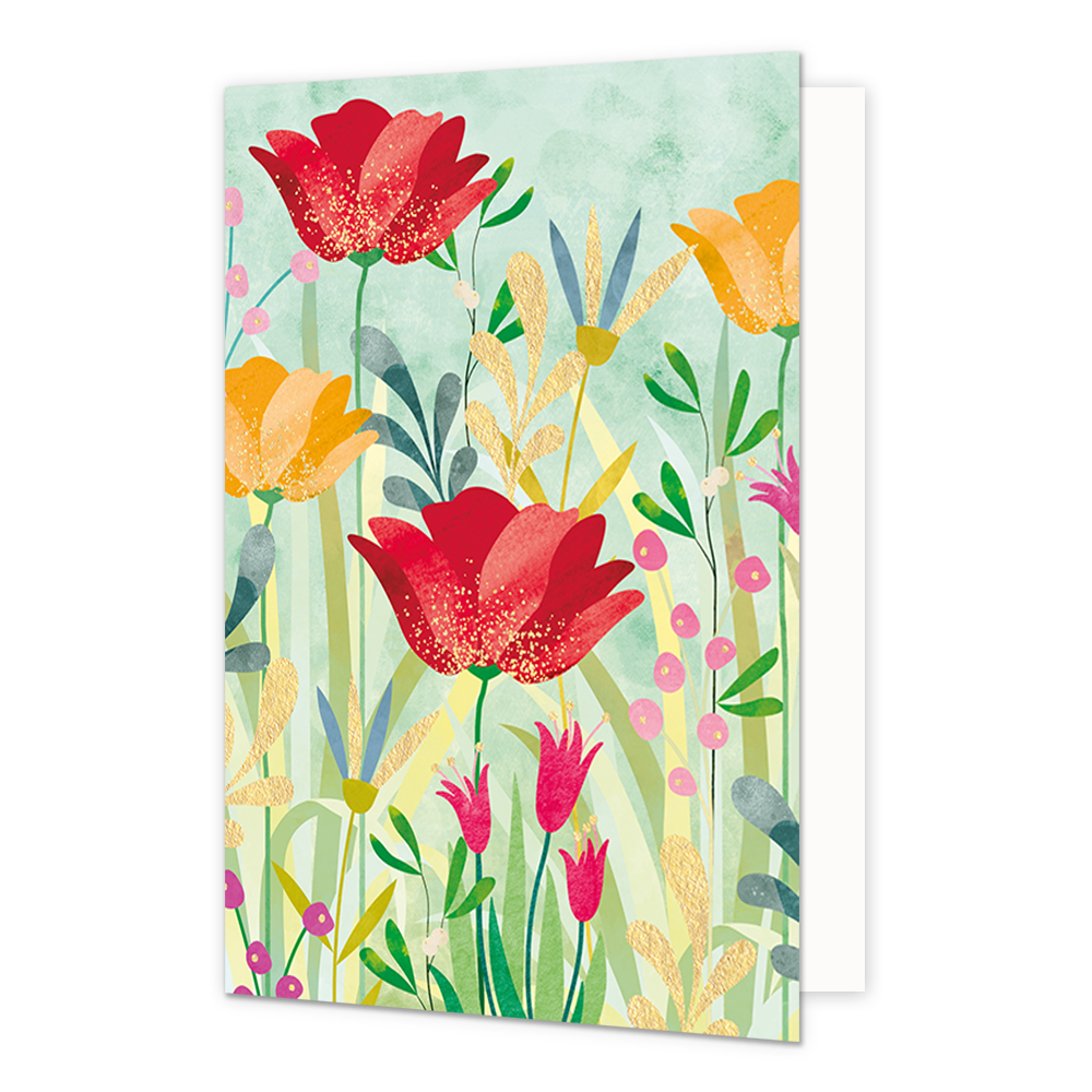 Bloemen - Formaat: Standaard - Vorm: Staand - Blanco kaart - Op deze wenskaart staat een kleurrijke illustratie van een bloemenveld met rode tulpen, oranje bloemen en diverse roze en blauwe flora tegen een lichtgroene achtergrond. De rode bloemen zijn versierd met fijne gouden glitters, terwijl sommige bladeren en stengels zijn uitgevoerd in een goudkleurige textuur. De verschillende bloemen en planten groeien tussen gestileerde groene en gele grassprieten, wat zorgt voor een gelaagd effect - Snelwenskaart