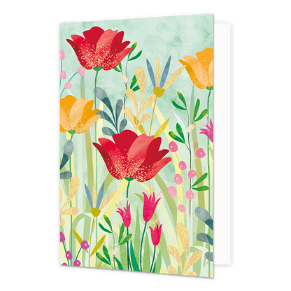 Bloemen - Formaat: Standaard - Vorm: Staand - Blanco kaart - Op deze wenskaart staat een kleurrijke illustratie van een bloemenveld met rode tulpen, oranje bloemen en diverse roze en blauwe flora tegen een lichtgroene achtergrond. De rode bloemen zijn versierd met fijne gouden glitters, terwijl sommige bladeren en stengels zijn uitgevoerd in een goudkleurige textuur. De verschillende bloemen en planten groeien tussen gestileerde groene en gele grassprieten, wat zorgt voor een gelaagd effect - Snelwenskaart