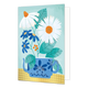 Bloemen in theepot - Formaat: Standaard - Vorm: Staand - Blanco kaart - Op deze wenskaart staat een blauw theepot met een aantal bloemen erin. De theepot staat op een gouden tafel. De goudentafel bestaat uit goudfolie met textuur. - Snelwenskaart