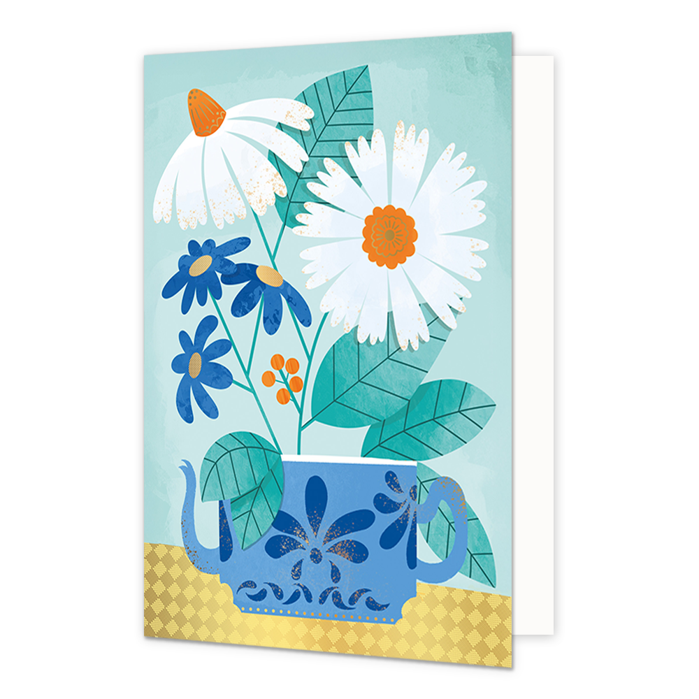 Op deze wenskaart staat een blauw theepot met een aantal bloemen erin. De theepot staat op een gouden tafel. De goudentafel bestaat uit goudfolie met textuur.